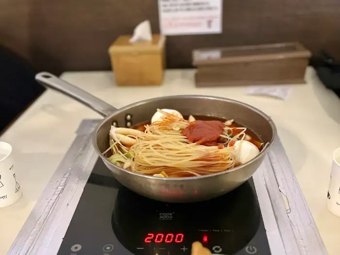 떡볶이 끓이는 중