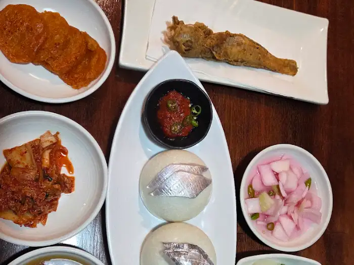 테이블에 놓인 여러 찬과 밥