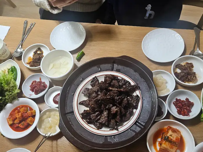 테이블 세팅과 다양한 밑반찬