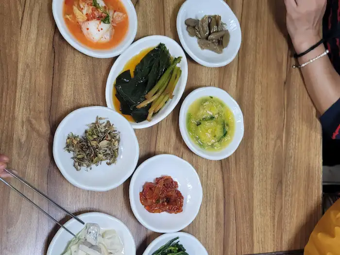 여러 가지 반찬이 담긴 식탁