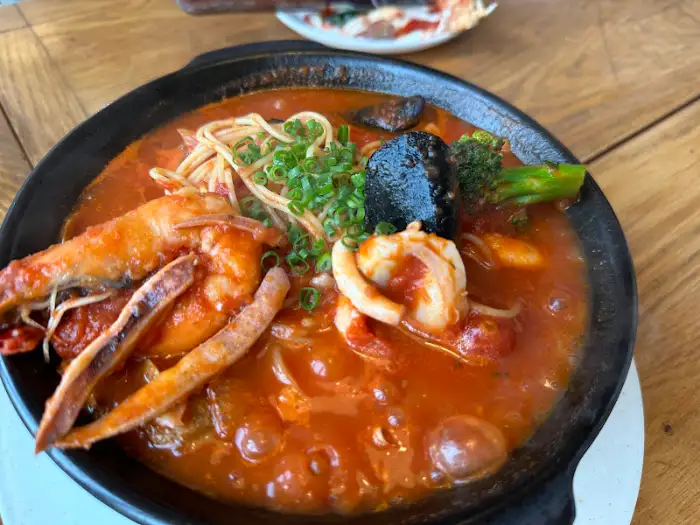 뚝배기 파스타의 푸짐한 해산물