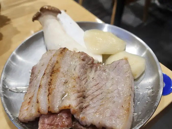 고기, 버섯, 마늘이 담긴 접시
