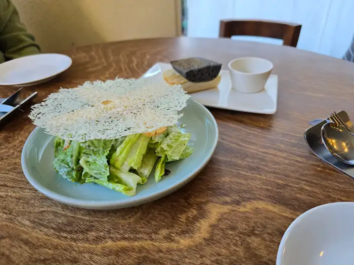 치즈 크래커가 얹혀진 샐러드