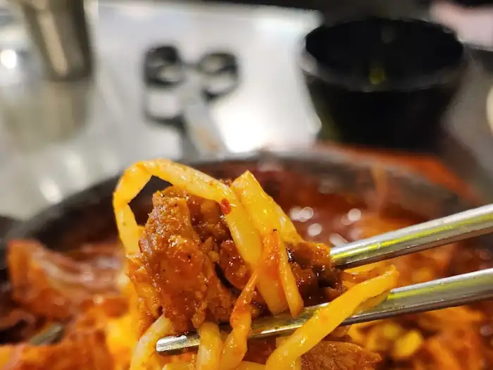 젓가락으로 집어 올린 등갈비와 당면