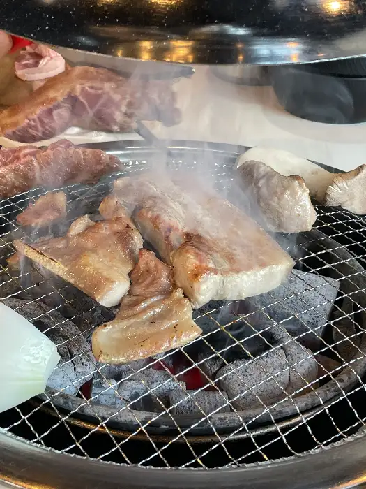 숯불 위에서 맛있게 구워지는 오겹살