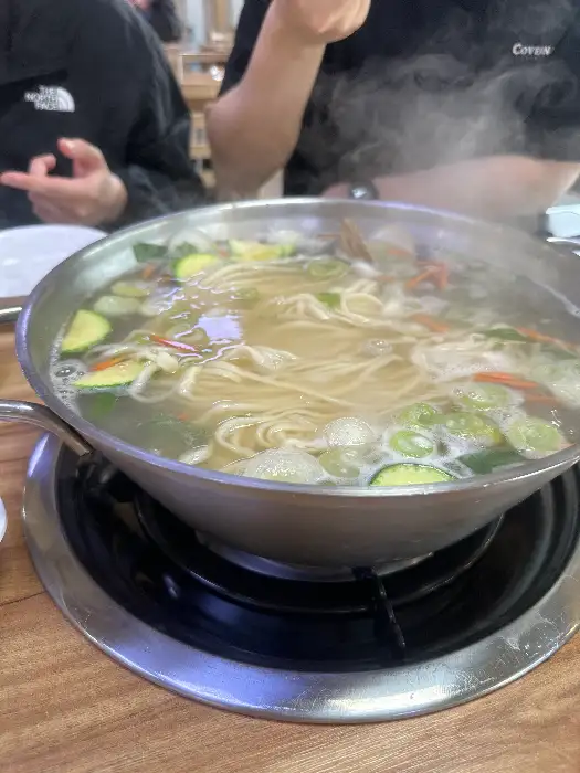 칼국수 끓는 모습