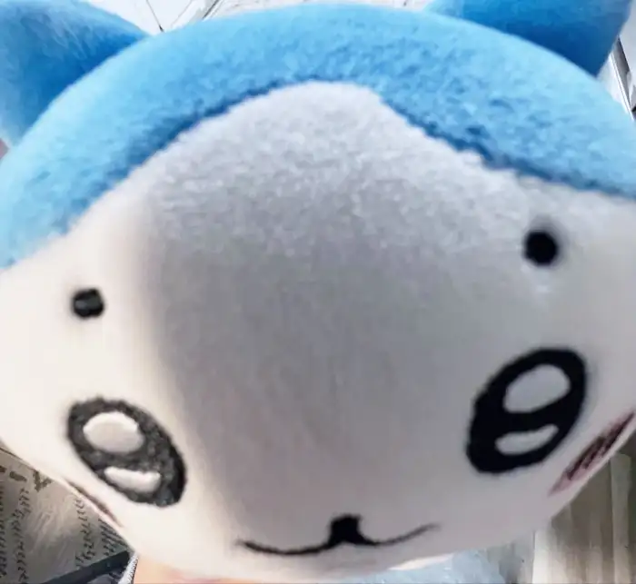 한옥 처마 아래, 오래된 나무로 만든 문과 창문이 보인다. 나무의 질감이 느껴지는 따뜻한 색감이다.