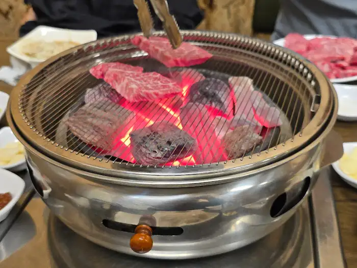 숯불 위에 구워지는 소고기