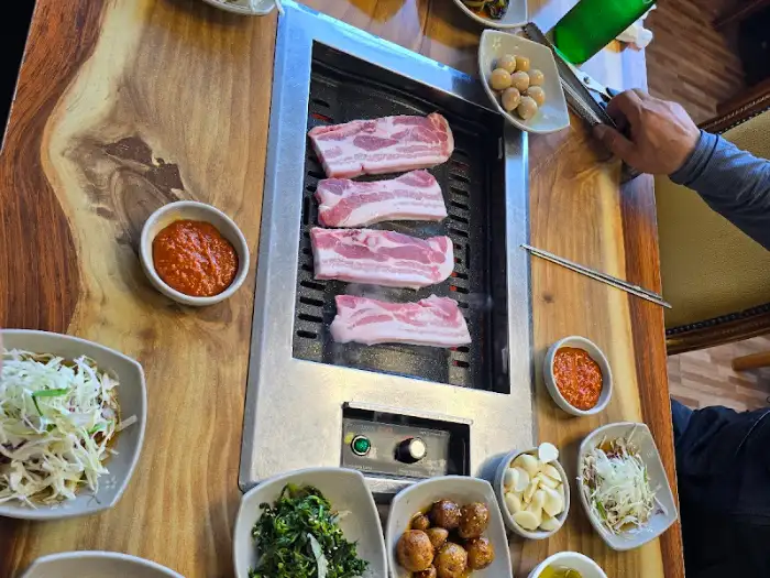 불판 위에 구워지고 있는 두툼한 삼겹살