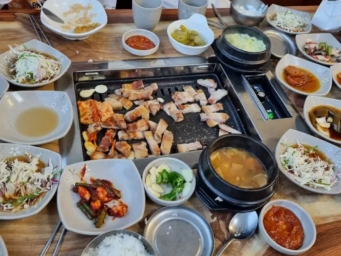 식사가 마무리되어갈 무렵의 테이블 모습, 찌개와 밥도 제공됨