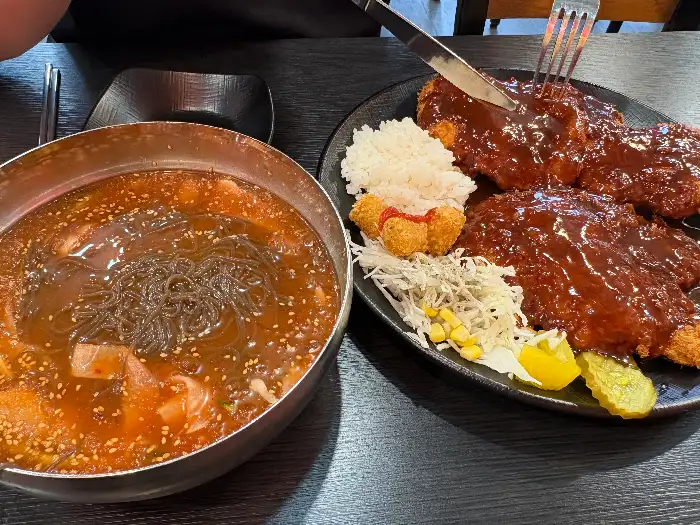 새빨간 양념과 면발이 어우러진 불냉면과 돈까스