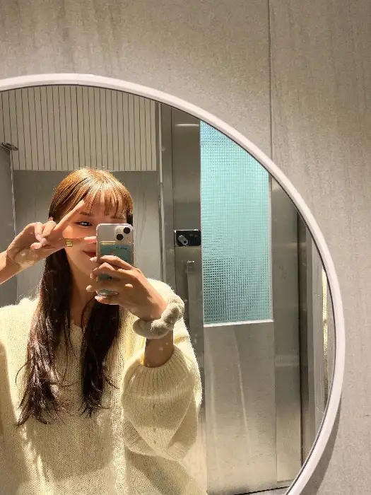 거울 셀카를 찍는 여성
