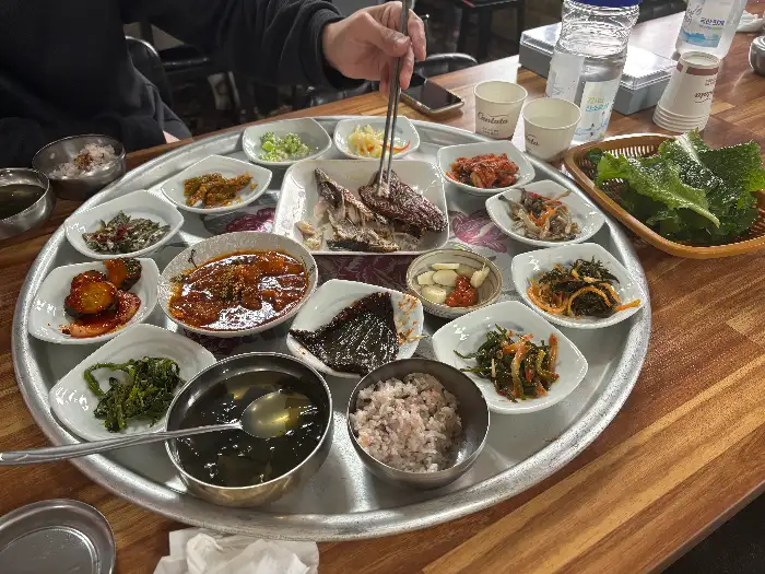 생선구이와 여러 반찬들