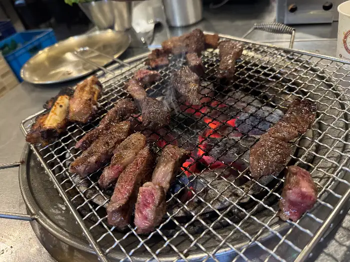 숯불 위에서 익어가는 다양한 부위의 갈비