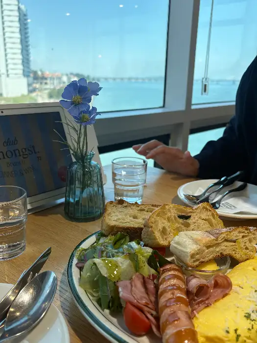 테이블 위에 놓인 브런치 메뉴와 빵