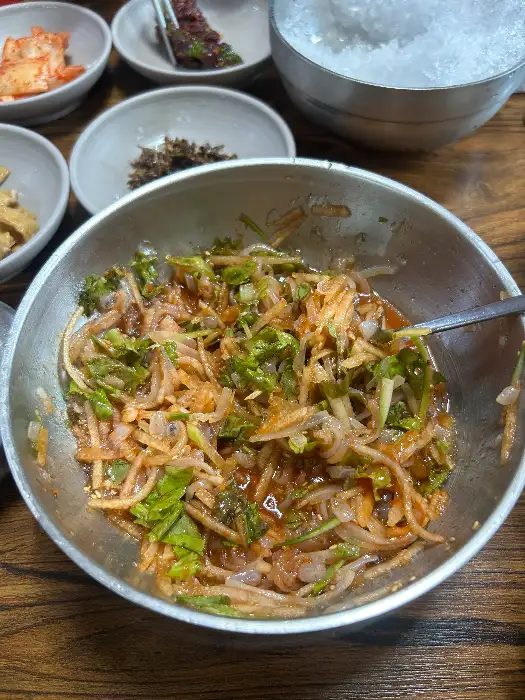 정갈하게 차려진 밑반찬들