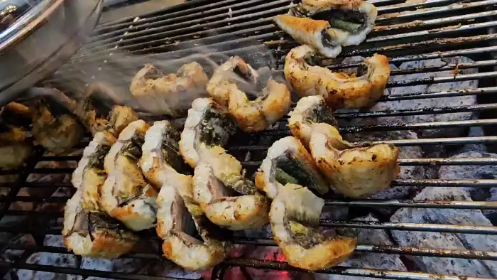숯불 위에서 구워지는 장어