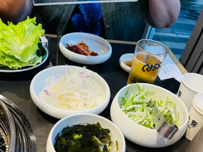 다양한 밑반찬과 곁들임 메뉴