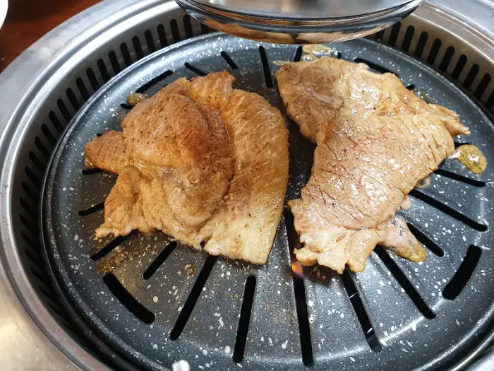 두툼하게 썰어 직화로 구워지는 고기