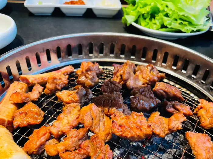 숯불 위에서 맛있게 익어가는 돼지갈비