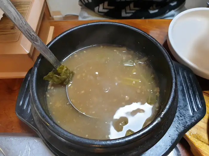 따뜻하게 끓여져 나온 뚝배기 국물