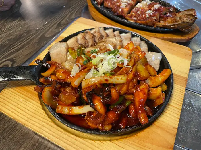 매콤달콤한 양념에 볶아낸 돼지고기 요리