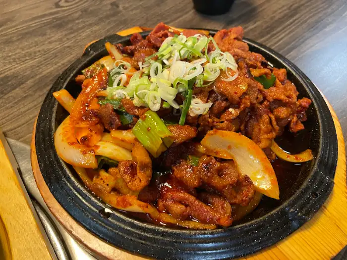 푸짐한 양의 매콤한 볶음 요리