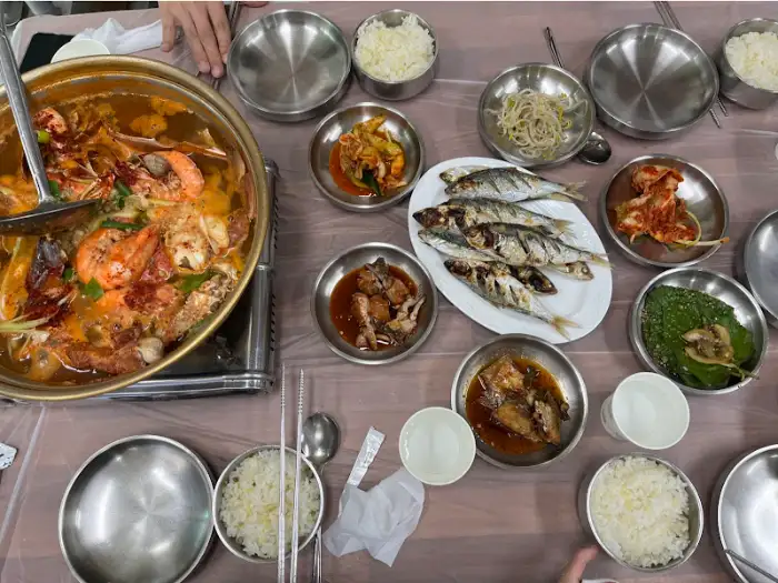 꽃게탕과 푸짐한 반찬들