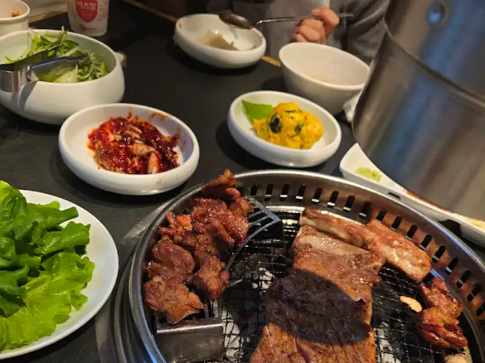 다양한 쌈 채소와 함께 맛보는 돼지갈비