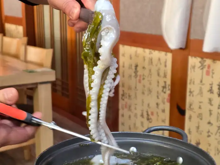 집게와 가위로 낙지를 손질하는 모습