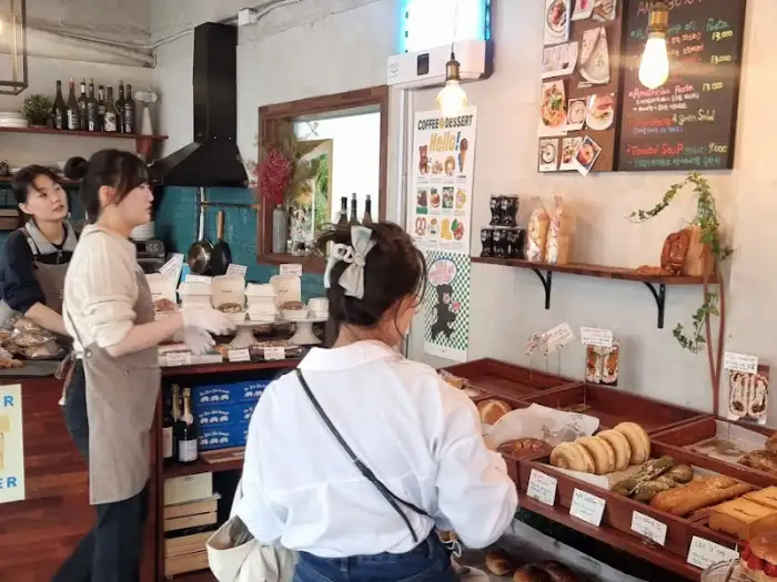 카페 내부 빵 진열대