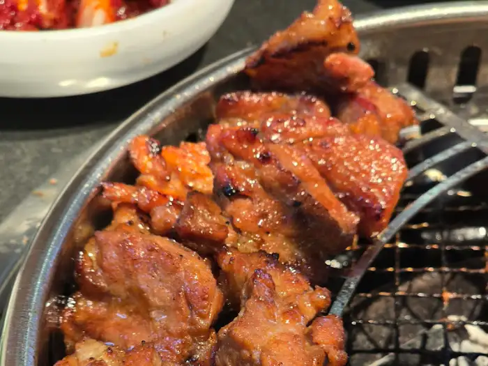 잘 익은 돼지갈비의 클로즈업
