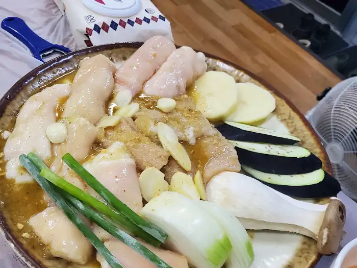 신선한 양곱창과 채소가 보기 좋게 담겨 나온 모습