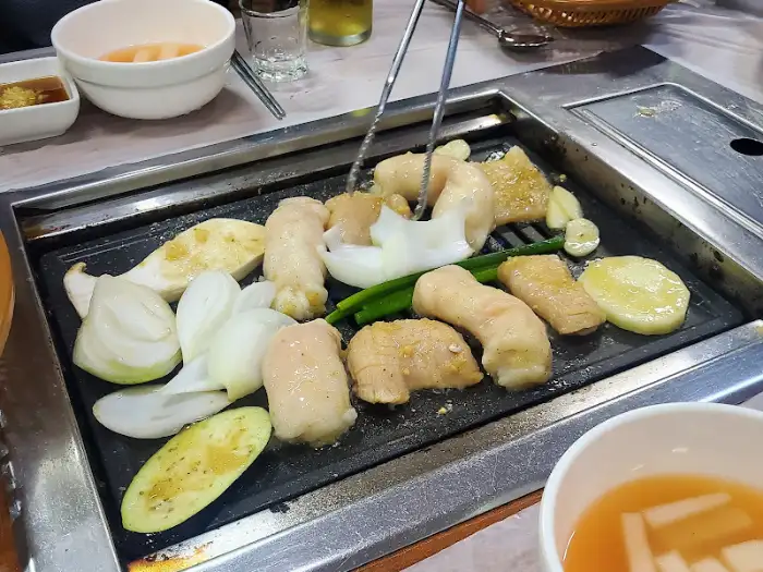 테이블 위에 놓인 불판에 양곱창을 올리고 굽는 모습