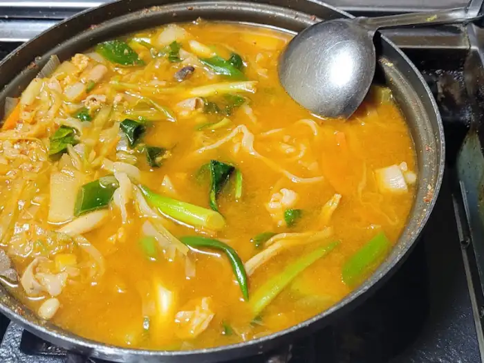 김치 칼국수가 끓고 있는 뚝배기 모습