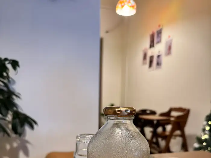 매장 내부 조명과 테이블