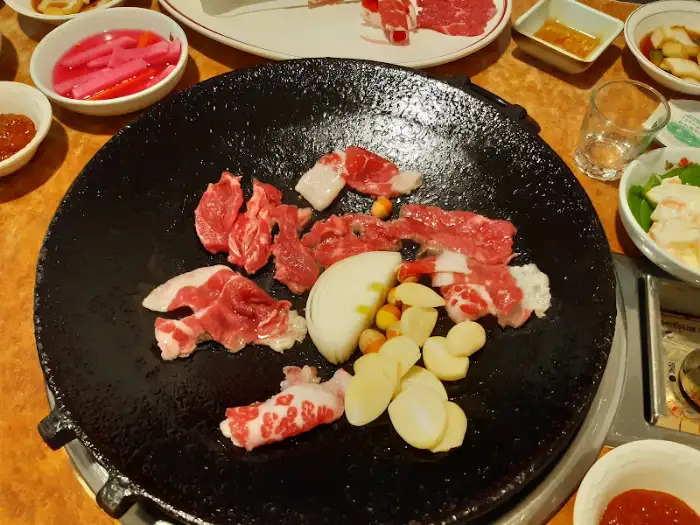 철판 위 소고기와 채소 묘사