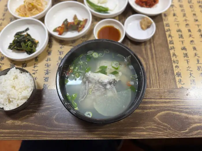 해운대 대구탕집의 테이블 세팅
