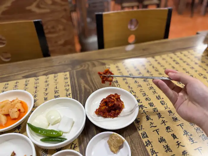 멍게젓갈을 덜어 맛보는 모습