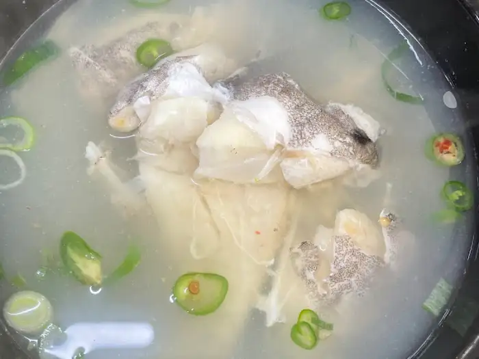 대구탕 안의 큼직한 대구 토막