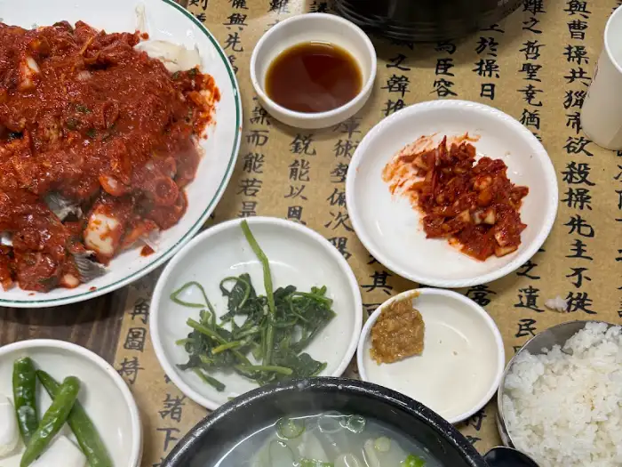 밥 위에 멍게젓갈과 김을 싸 먹는 모습