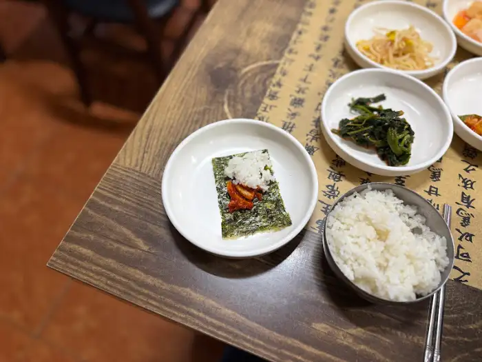 김에 밥과 멍게젓갈을 싸 놓은 모습