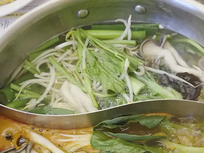 반반 육수 냄비에 담긴 신선한 채소
