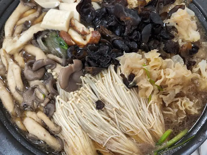 진한 콩국물이 돋보이는 콩국수. 면발이 쫄깃해 보입니다.