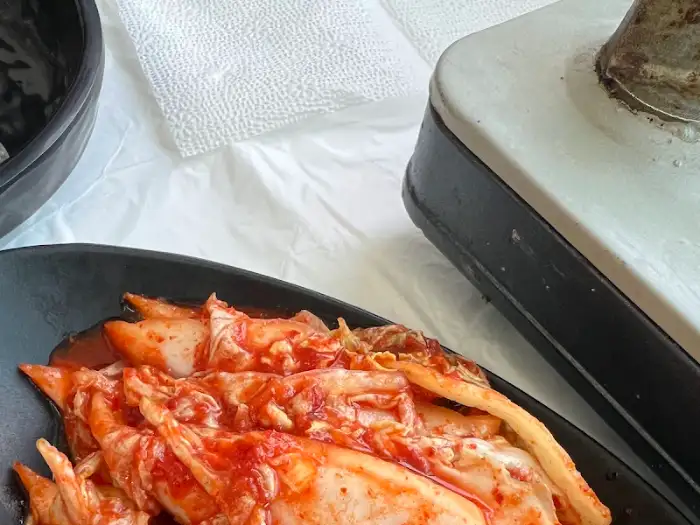 신선해 보이는 겉절이 김치. 빨간 양념이 먹음직스럽습니다.