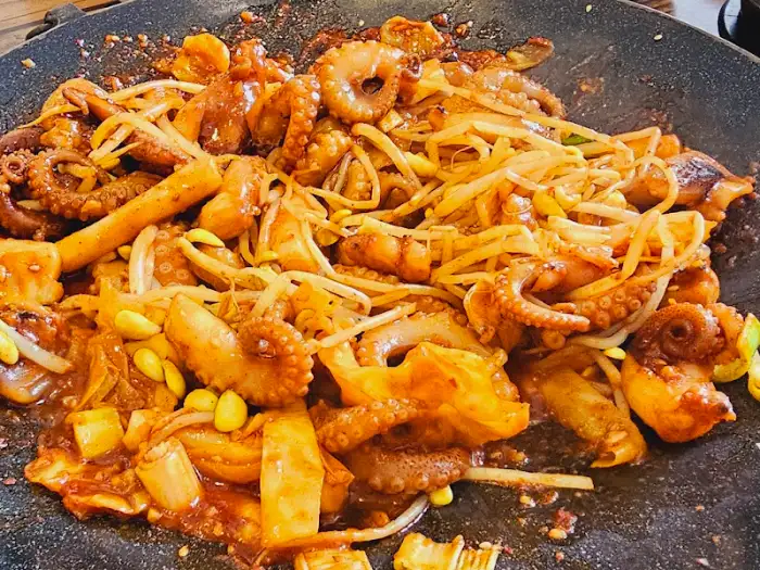 맛있게 볶아지고 있는 쭈꾸미 볶음