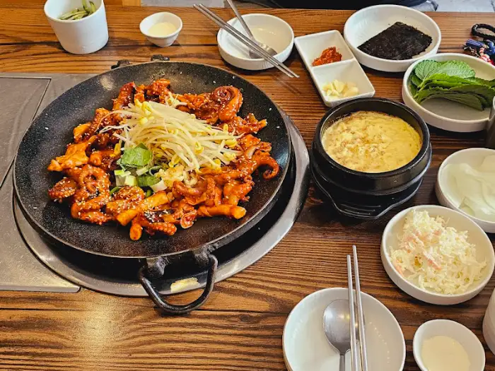 푸짐하게 차려진 쭈꾸미 볶음 한상