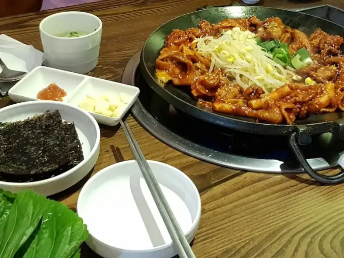 테이블에 놓인 쭈꾸미 볶음과 곁들임 찬