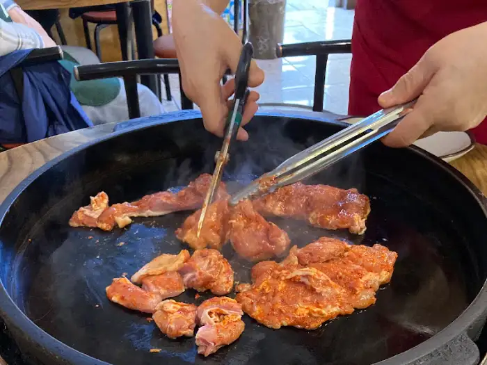 철판 위에 올려진 닭갈비