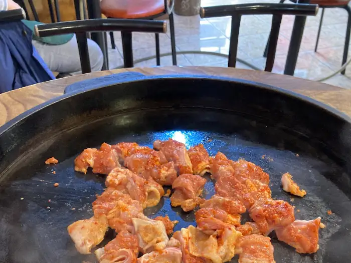 철판에서 익어가는 닭갈비